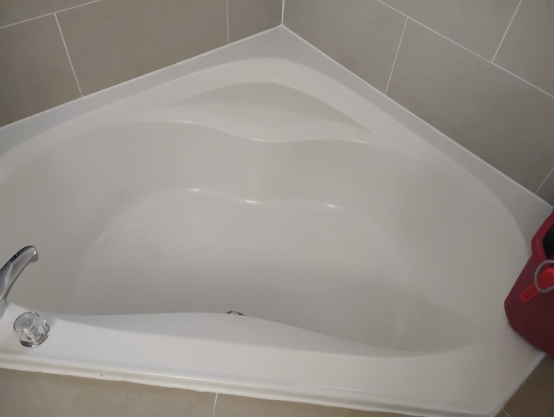 Bathtub — Sparkling Clean